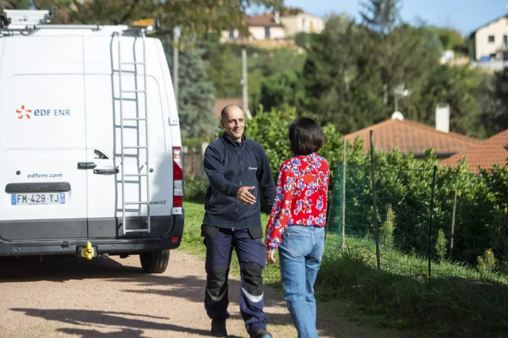 installateur photovoltaique EDF solutions solaires qui serre la main à une cliente