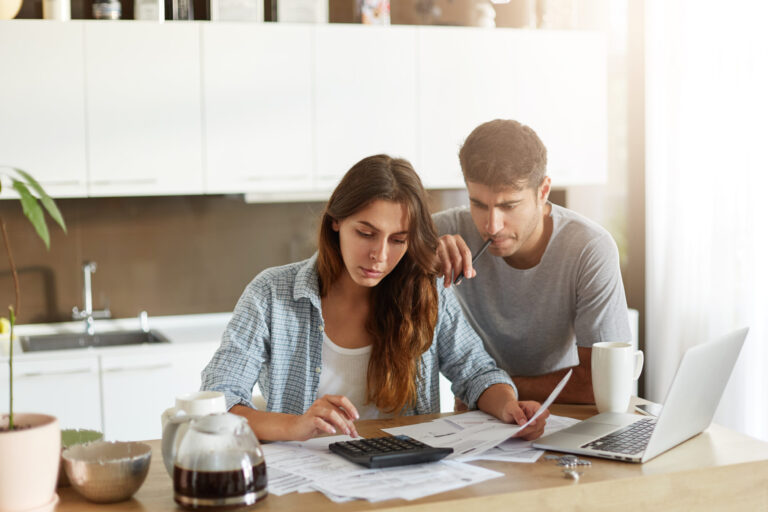 couple vérifiant leur budget