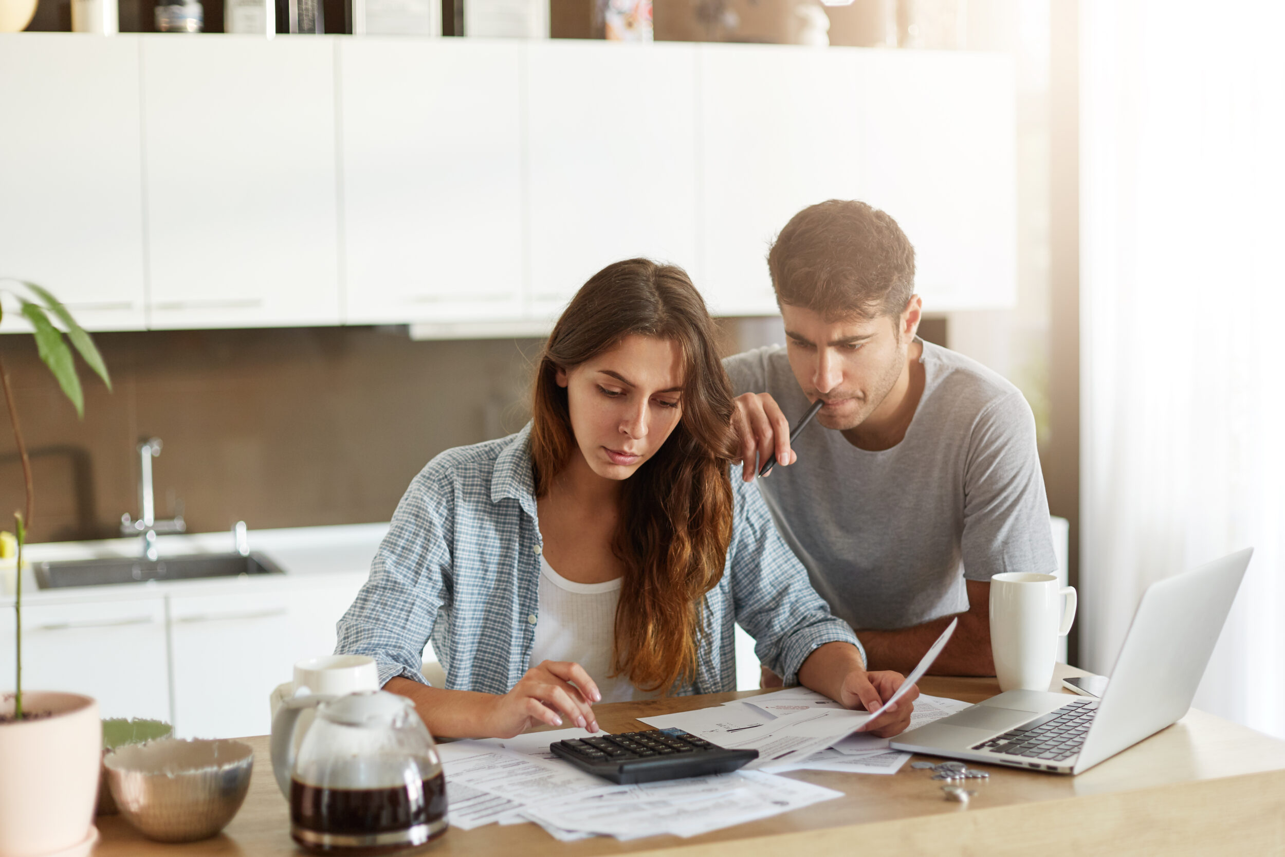 couple vérifiant leur budget