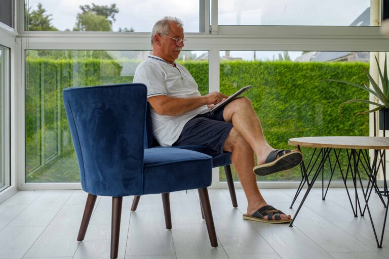 homme qui regarde sa tablette