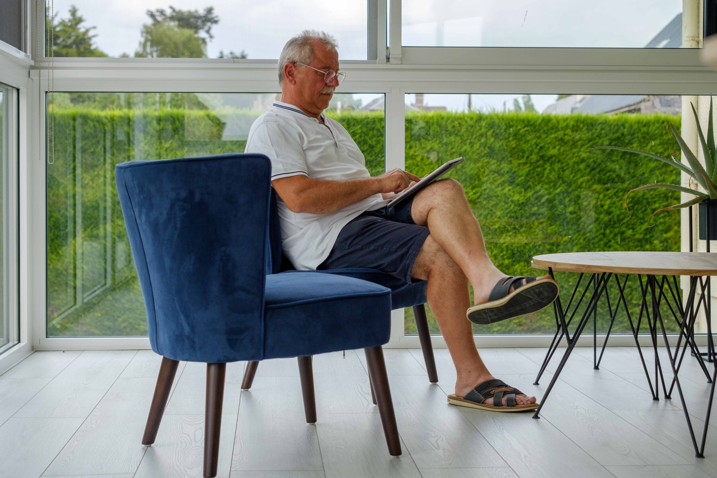 homme qui regarde sa tablette