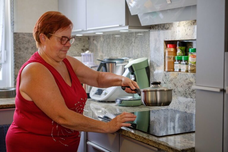 femme qui cuisine