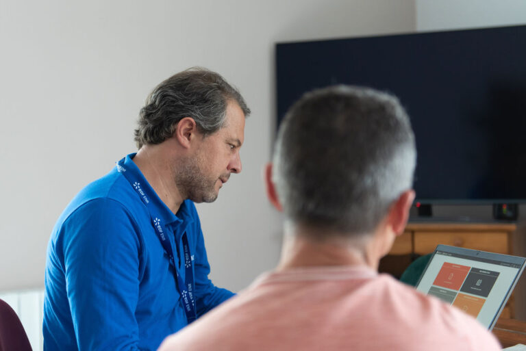 Un conseiller EDF solutions solaires qui discute chez un client particulier