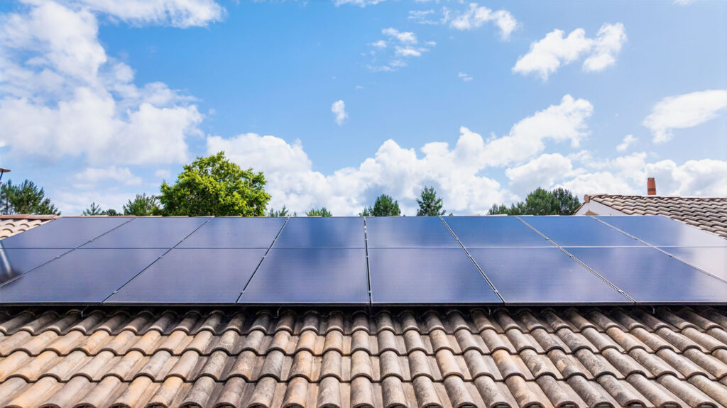 Modules photovoltaïques sur toiture inclinée avec ciel bleu