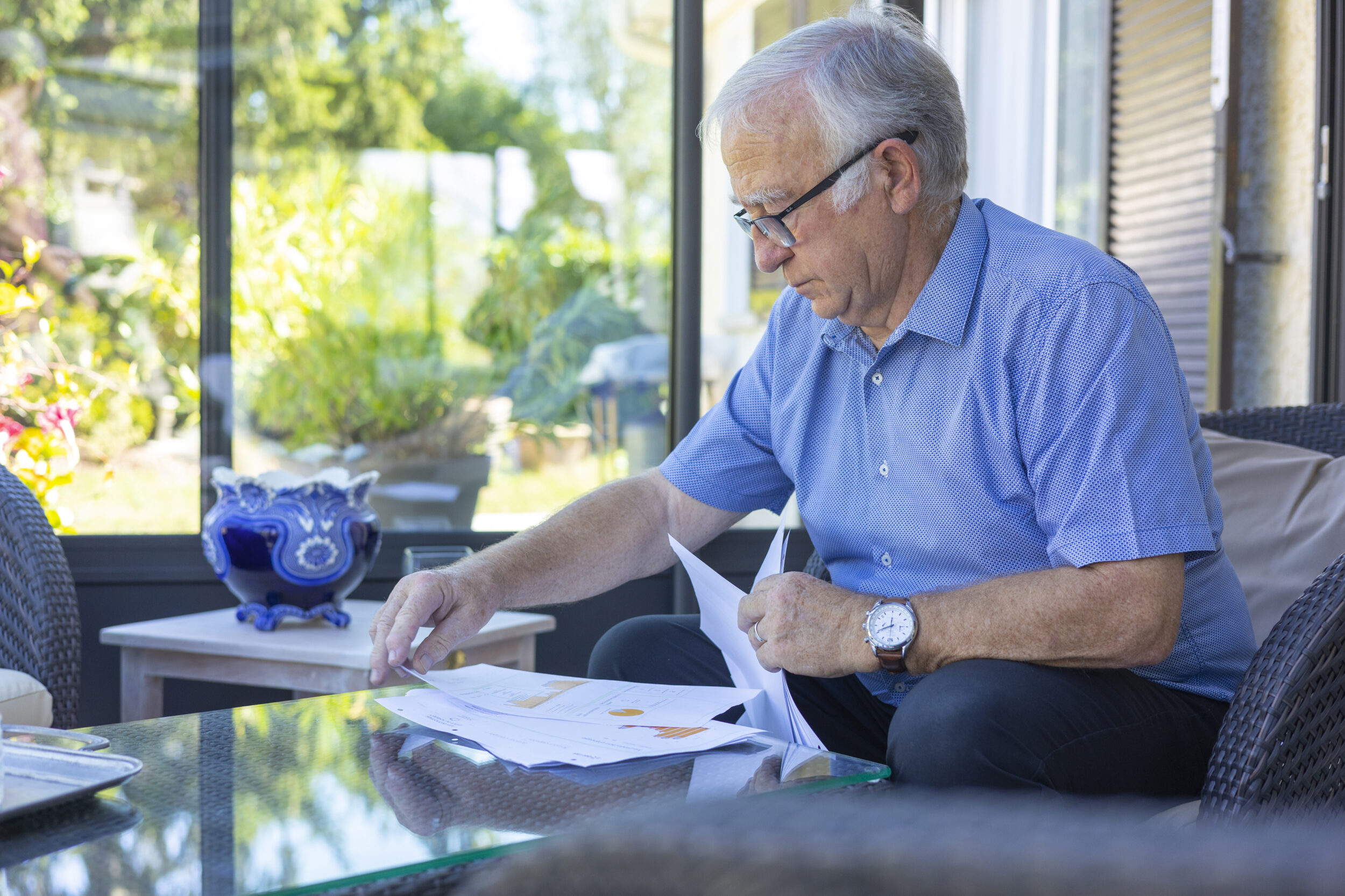homme qui analyse ses consommations