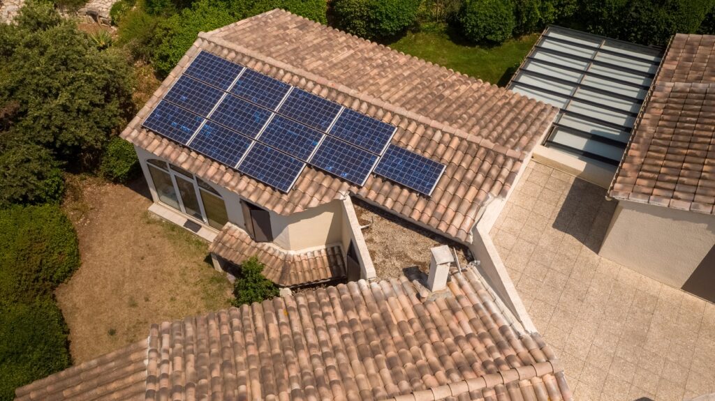 panneaux solaires toit maison