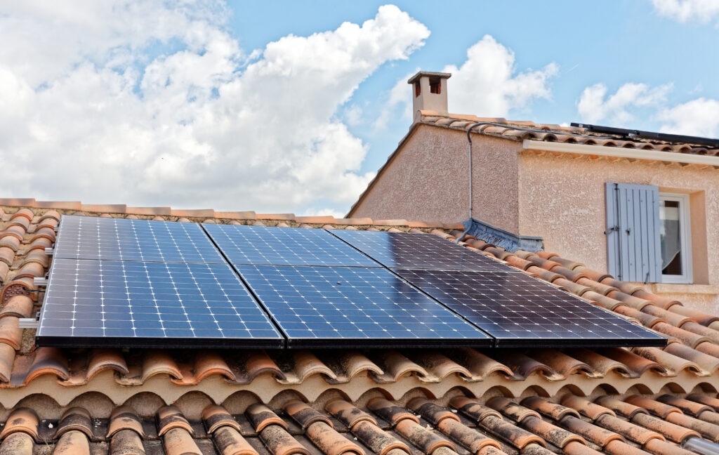 panneaux solaires sur le toit d'une maison