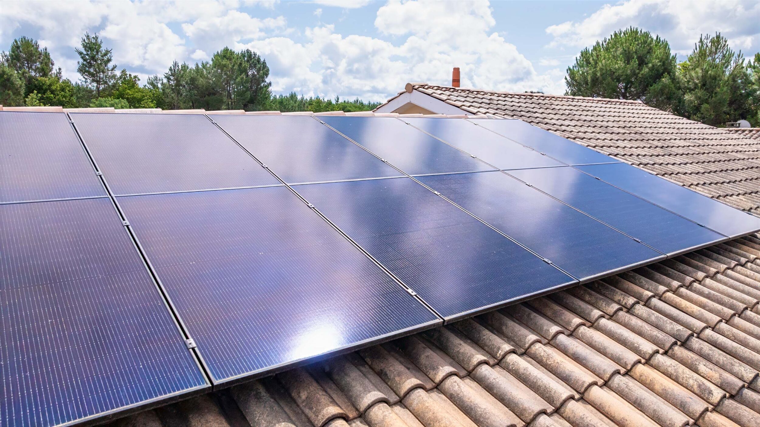 Panneaux solaires photovoltaïques : guide complet pour produire votre électricité