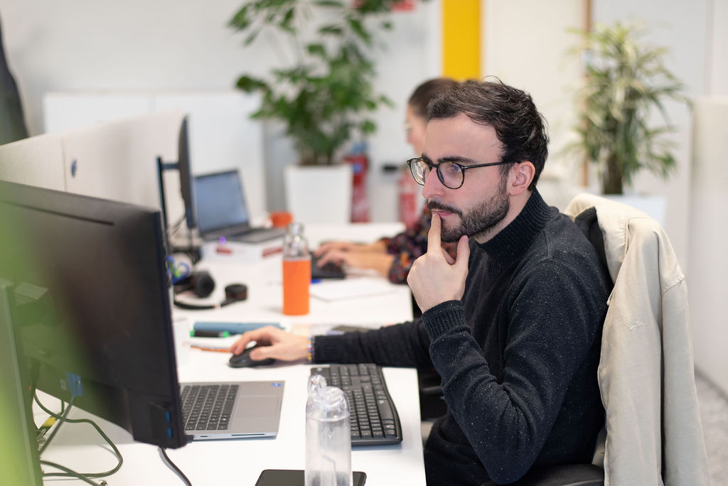 une personne réfléchit et regarde sont écran