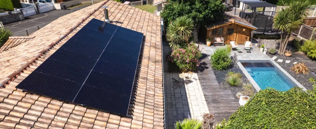 panneaux solaires sur le toit d'une maison