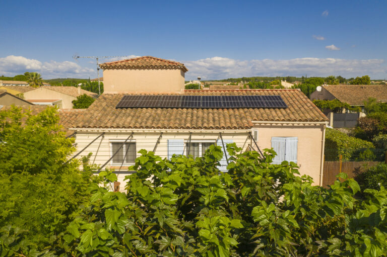Maison dans le sud avec des panneaux solaires sur le toit