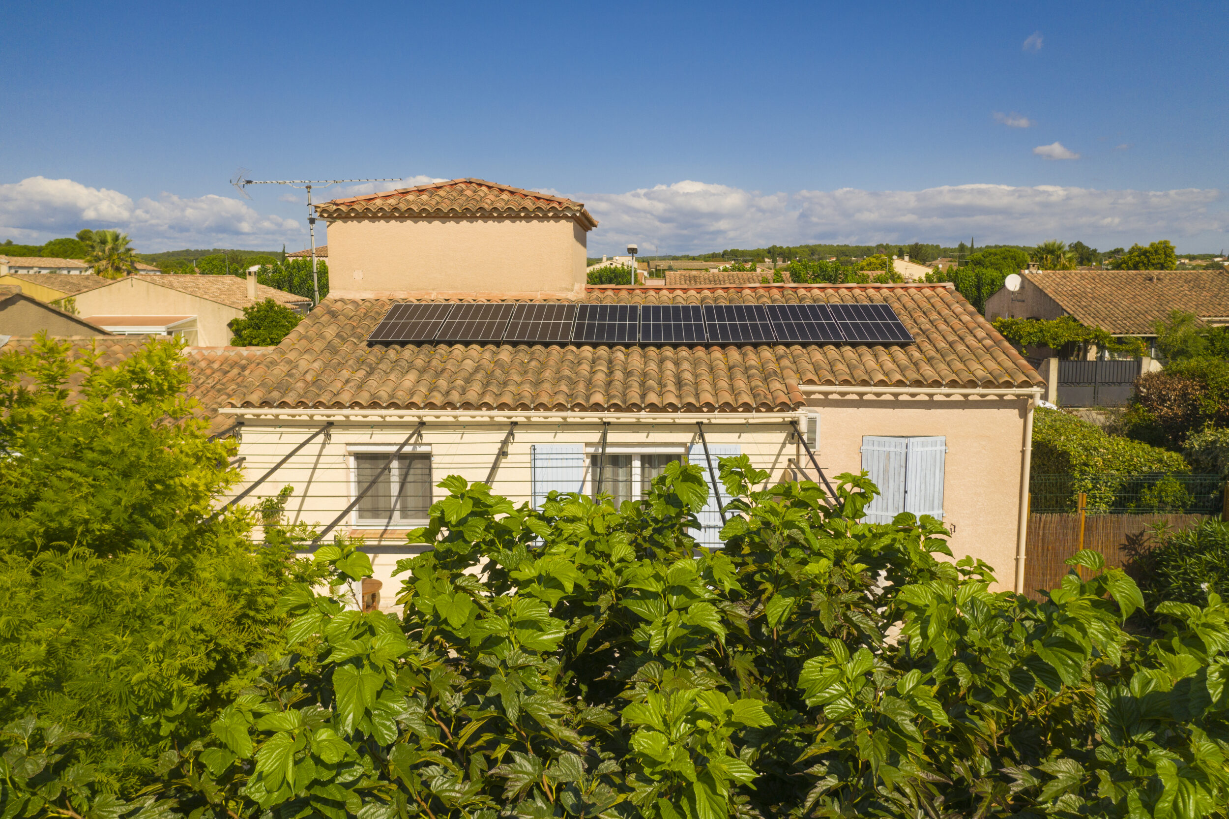 Maison dans le sud avec des panneaux solaires sur le toit