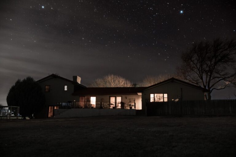 maison éclairée dans la nuit