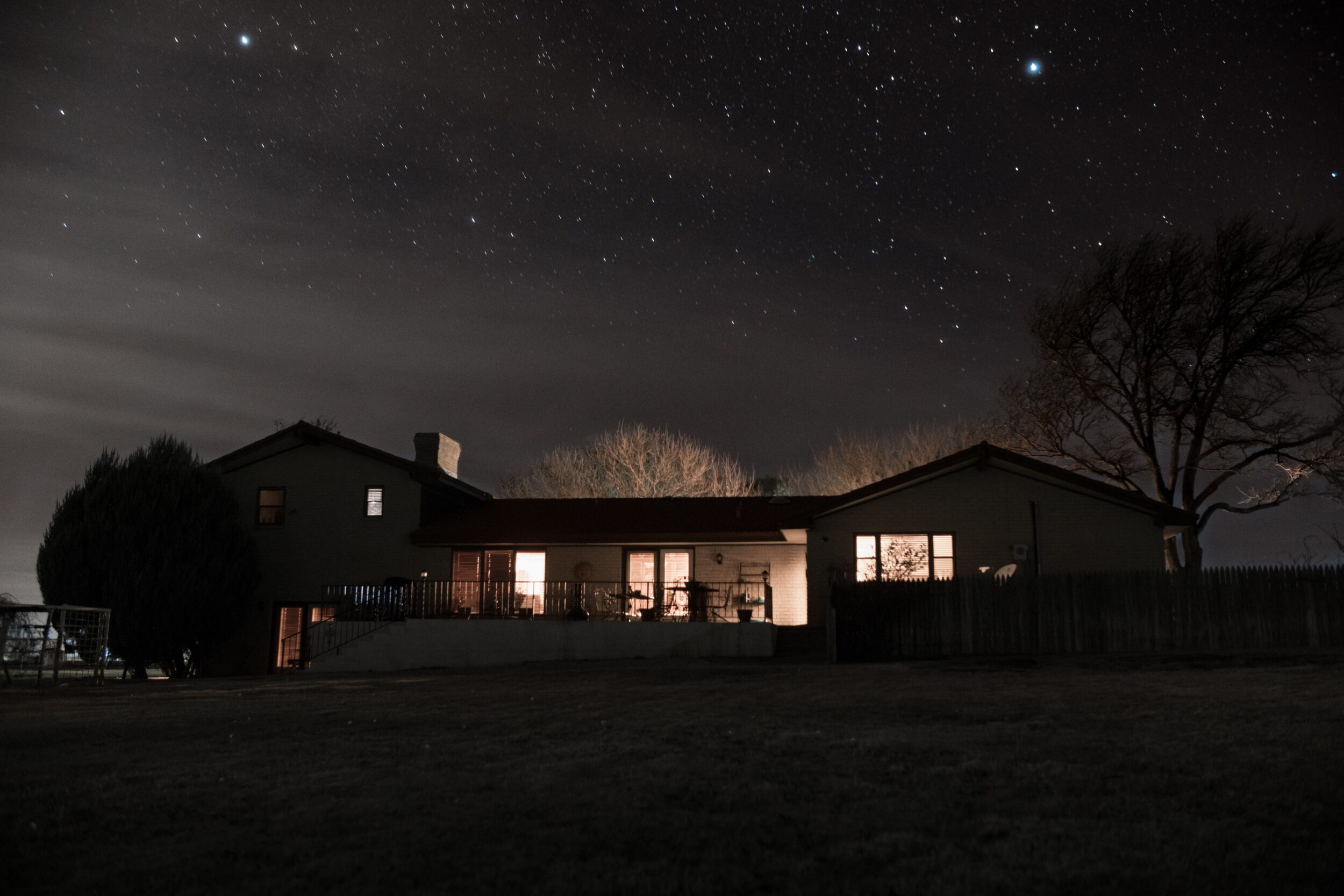 maison éclairée dans la nuit