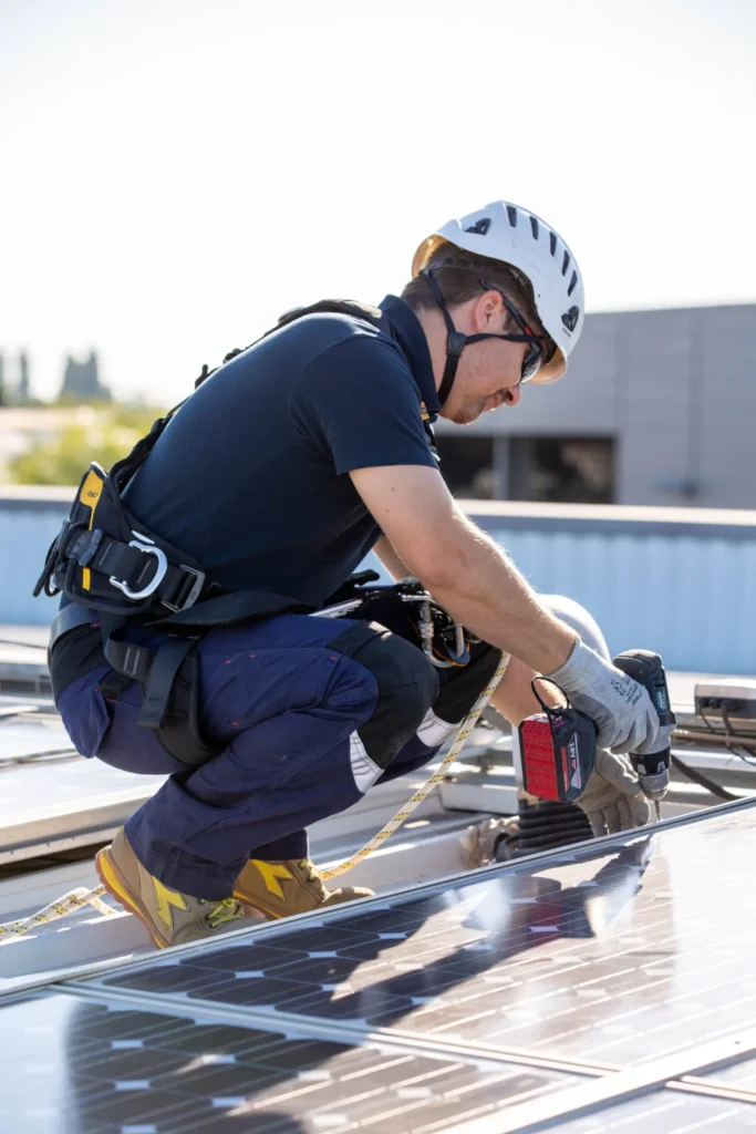 technicien solaire en entretien d'un panneau solaire