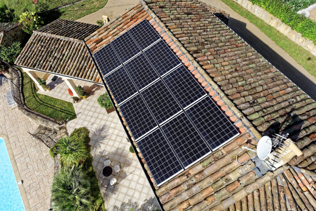 toit avec panneau solaire
