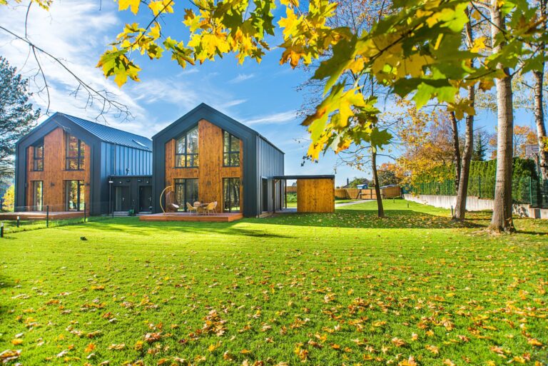 deux maisons modernes en bois et en métal dans un environnement verdoyant