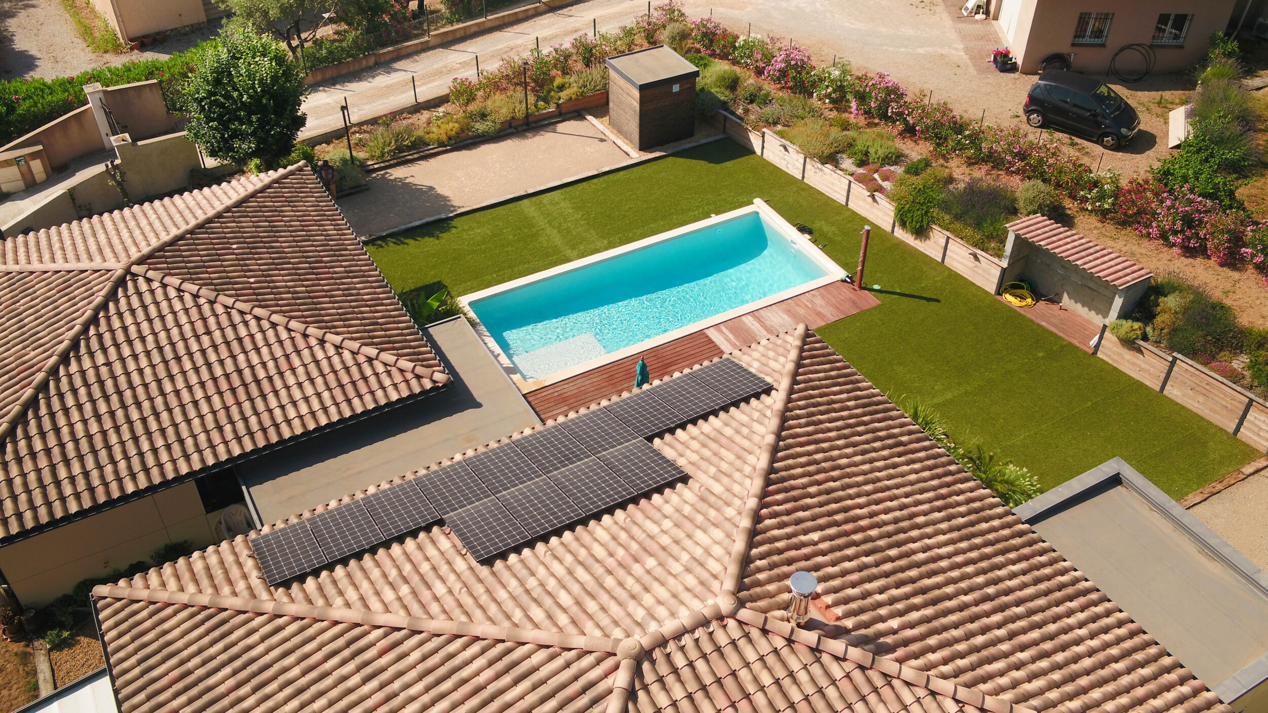Vue d'une maison avec une installation photovoltaique ensoleillée
