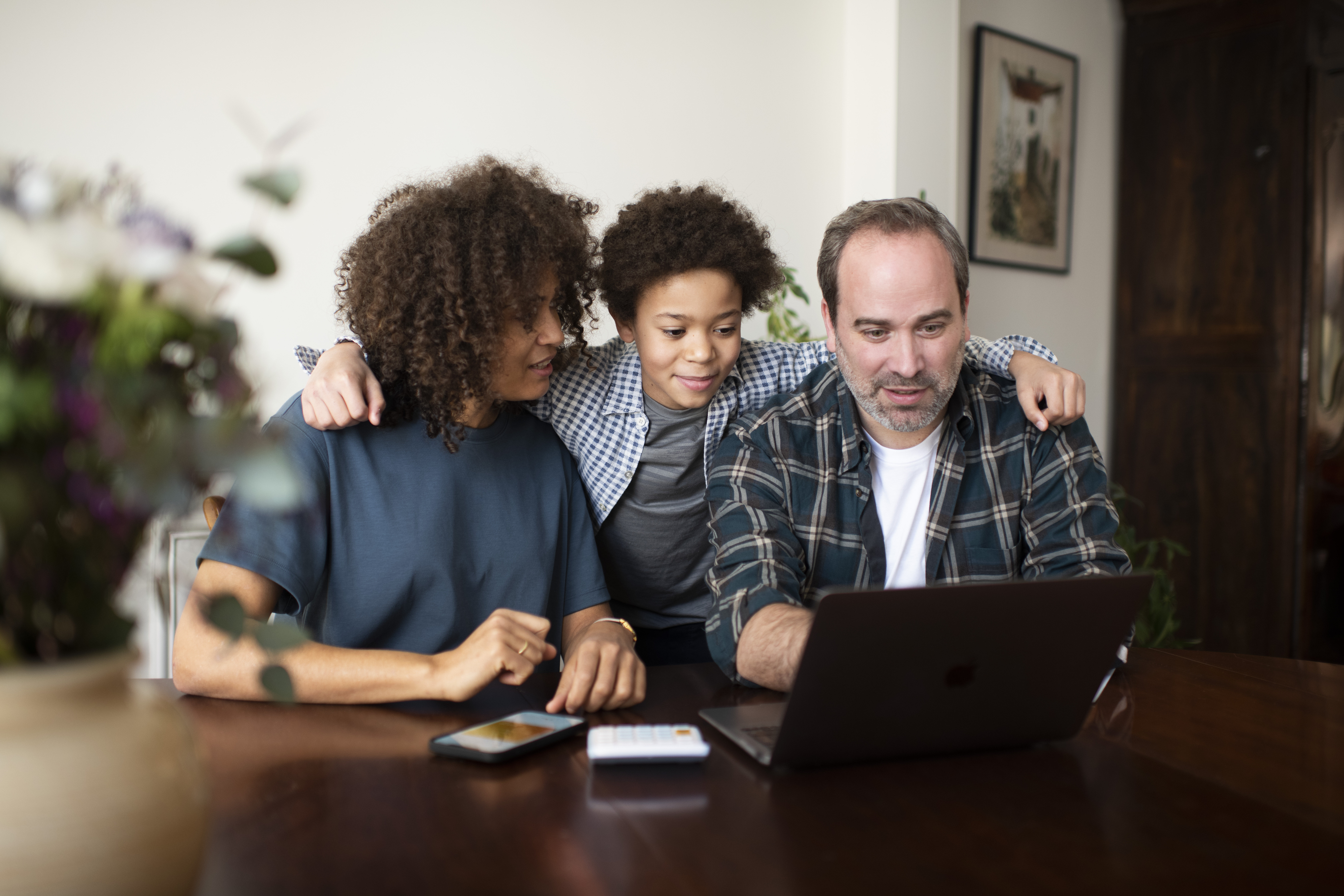 couple avec enfant devant un ordinateur