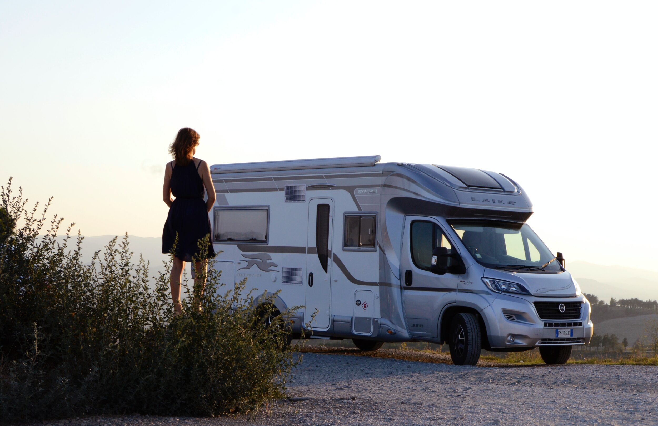 femme devant un camping car avec lumière tamisée