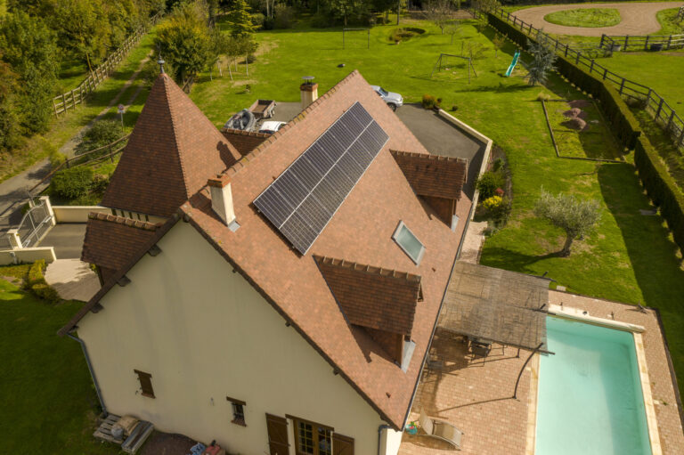 vue aérienne maison client particulier EDF solutions solaires avec panneaux solaires et piscine