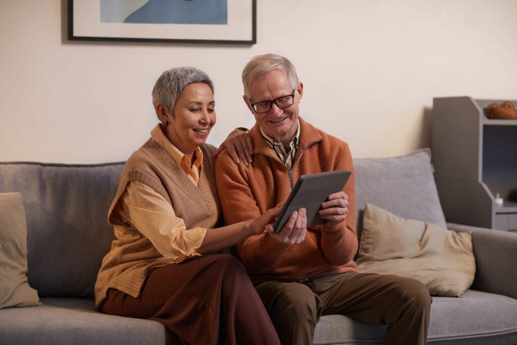 couple devant tablette