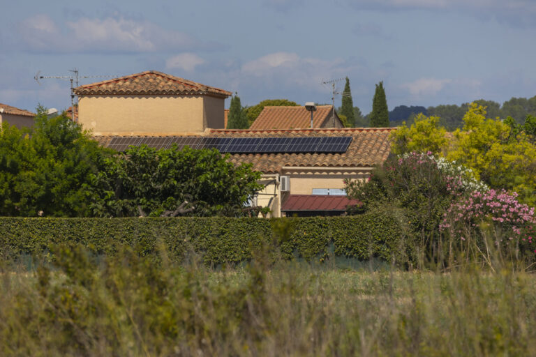panneau solaire sur toiture d'une maison