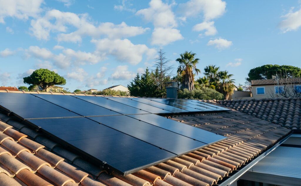Panneau solaire sur un toit de maison