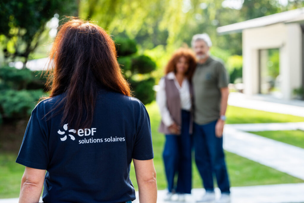 Couple accueillant une commerciale à domicile