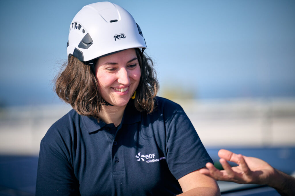 Technicienne solaire EDF solutions solaires