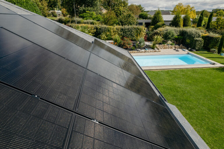 toiture avec panneaux solaires fullblack EDF solutions solaires