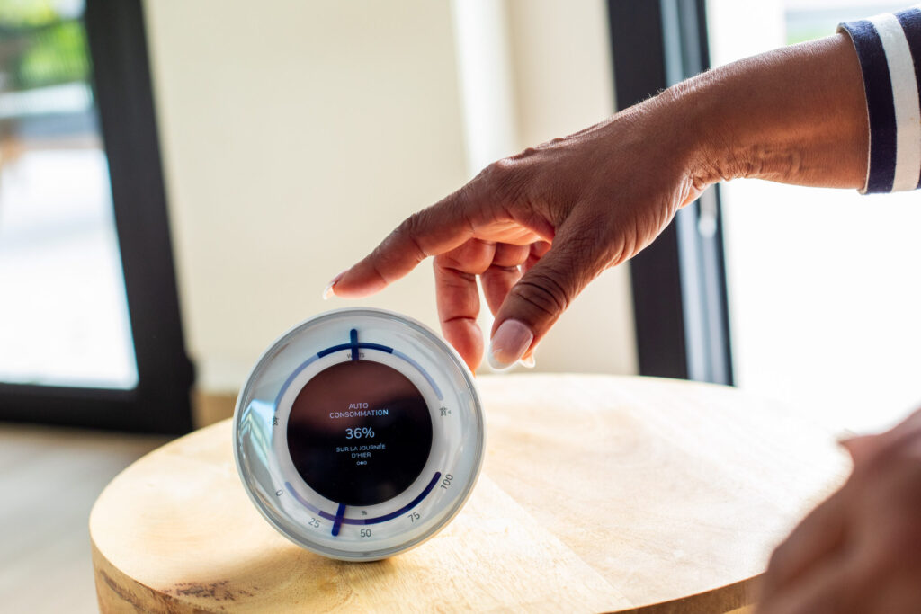 Une personne qui utilise un boitier EDF solution solaires