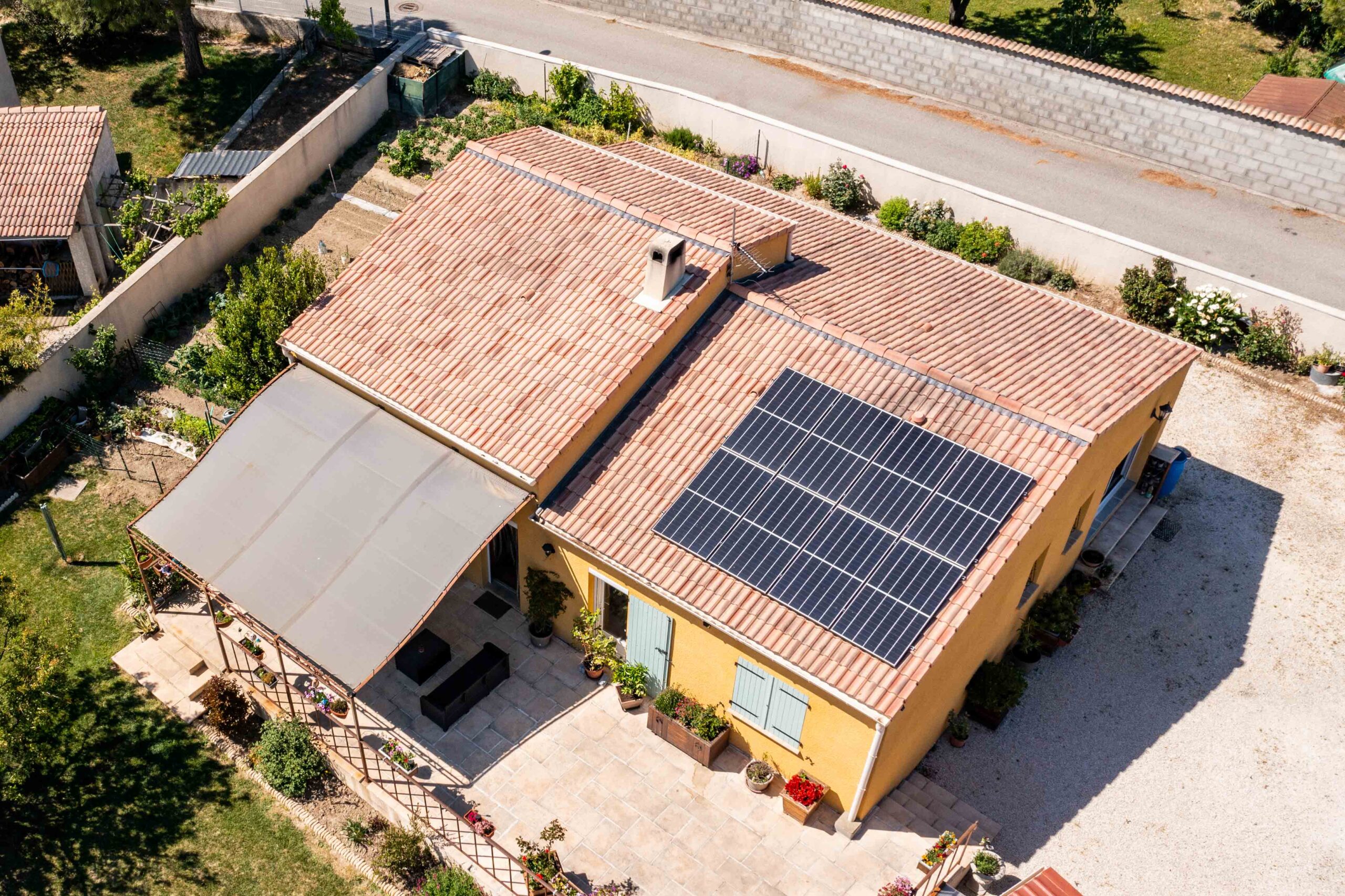 panneaux solaires toit maison