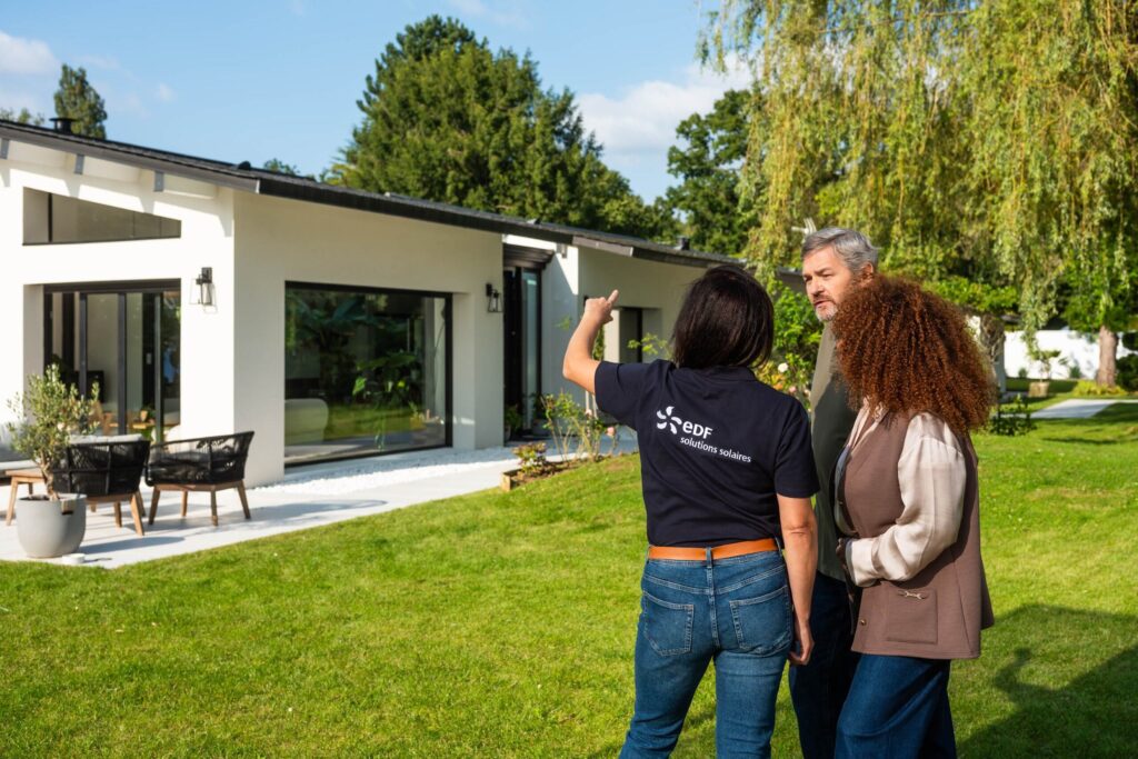 installateur de panneaux solaires chez un client
