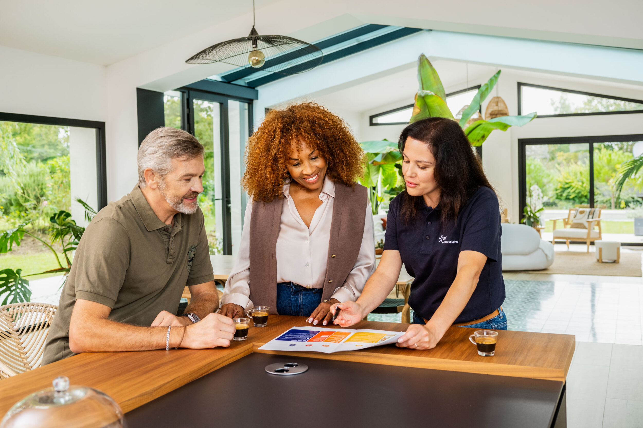 conseillere solaire avec un couple de client chez eux