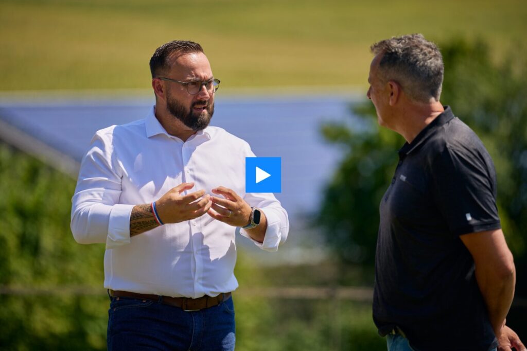 Ingénieur d'affaires échange avec le client