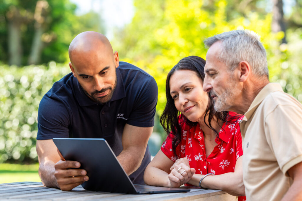 couple avec un conseiller solaire en rdv