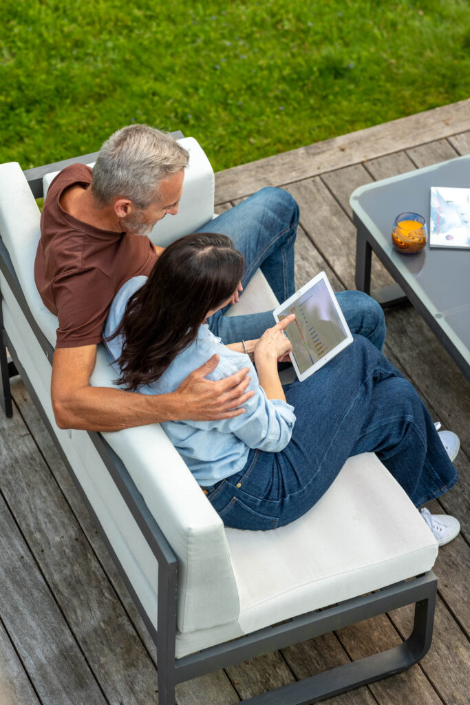 couple en extérieur qui consulte son espace client