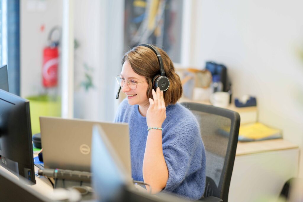 collaboratrice EDF solutions solaires au téléphone avec un client