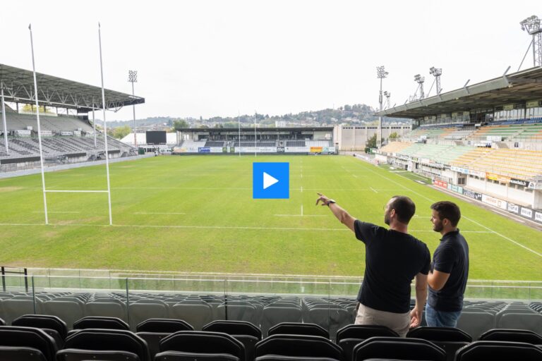 CA Brive et un conducteur de travaux EDF solutions solaires discutent dans la tribune