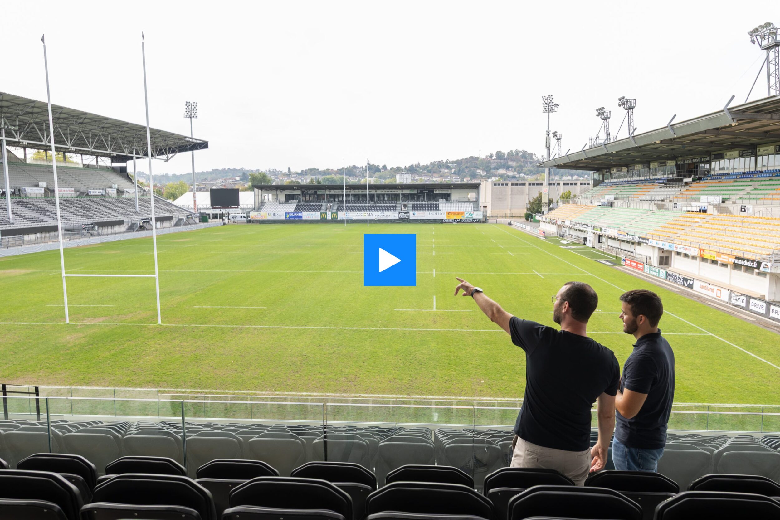 CA Brive et un conducteur de travaux EDF solutions solaires discutent dans la tribune