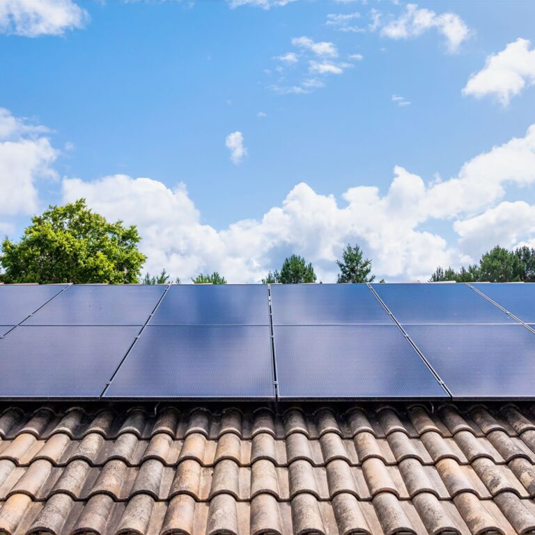 Panneaux solaires installation bas carbone sur un toit