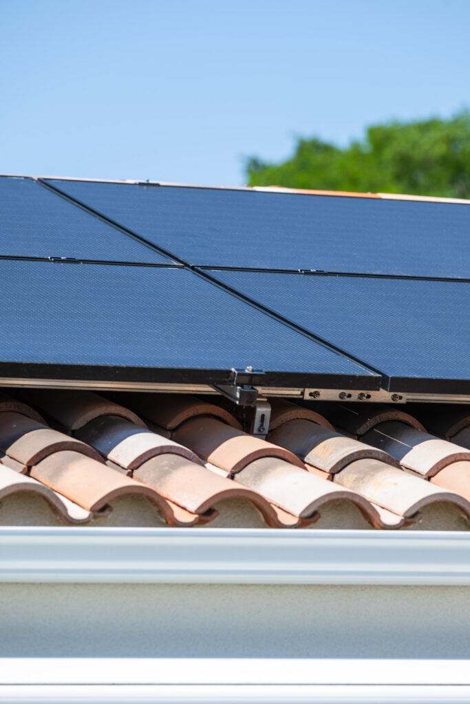 gros plan sur les panneaux photovoltaïques de marque voltec