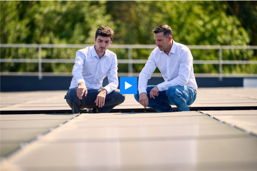 vignette vidéo sur le toit avec des panneaux solaires