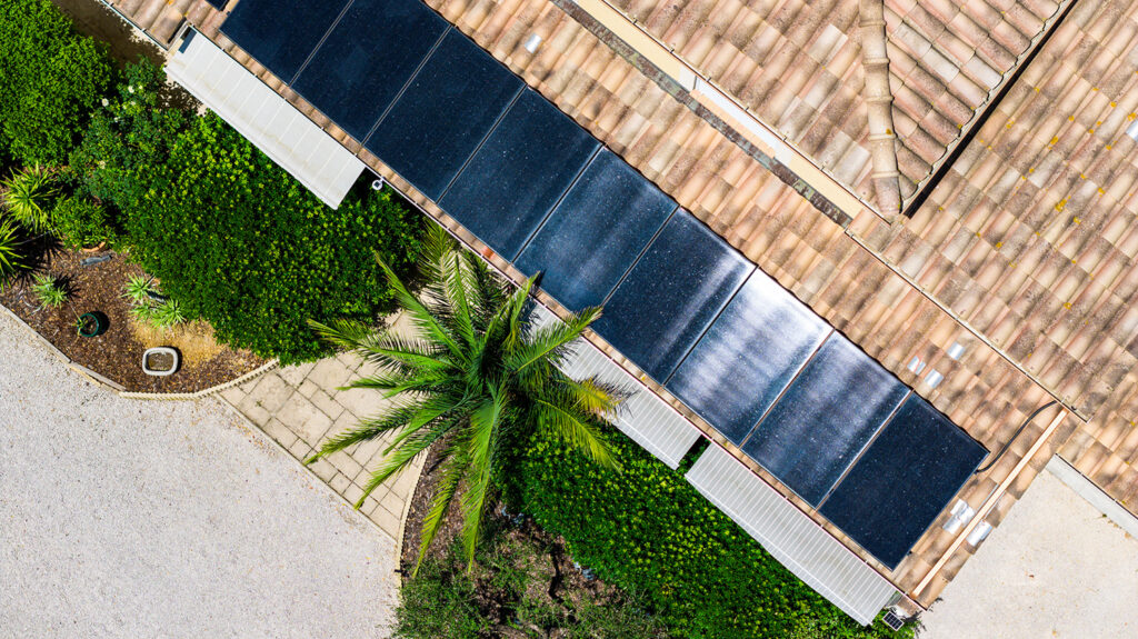 toiture d'une maison avec des panneaux solaires